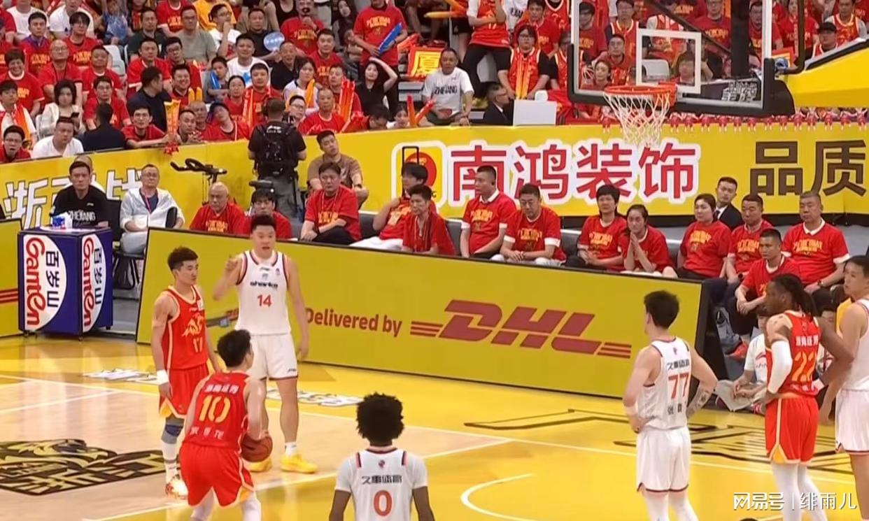 詹姆斯下家争夺进入白热化：三大热门球队谁能最终胜出？