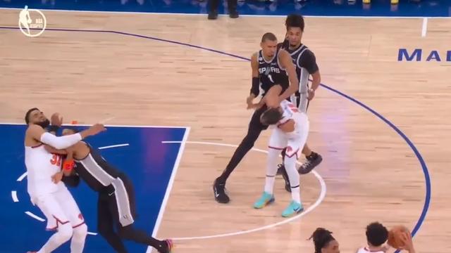 MK体育4年2.29亿,福克斯坑苦马刺!老板儿子“赶人”+搭首轮才能送走?