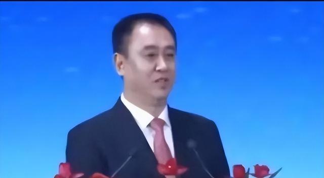 詹俊也犯了巨大巨大失误!将美国歌手误认为是小罗:实在是太像了